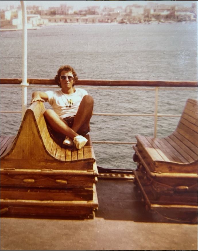 Ambrogio come i protagonisti dei suoi romanzi ha sempre viaggiato in Italia da nord a sud - a Lampedusa nel 1973