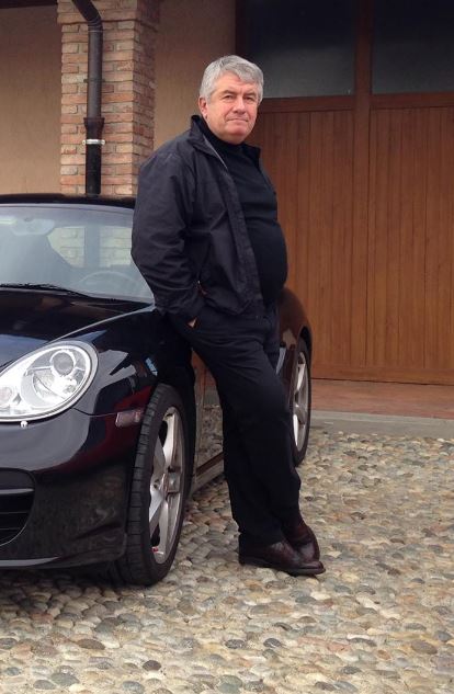 La passione per le auto traspare in ogni suo romanzo - Ambrogio con la propria vettura nel 2013