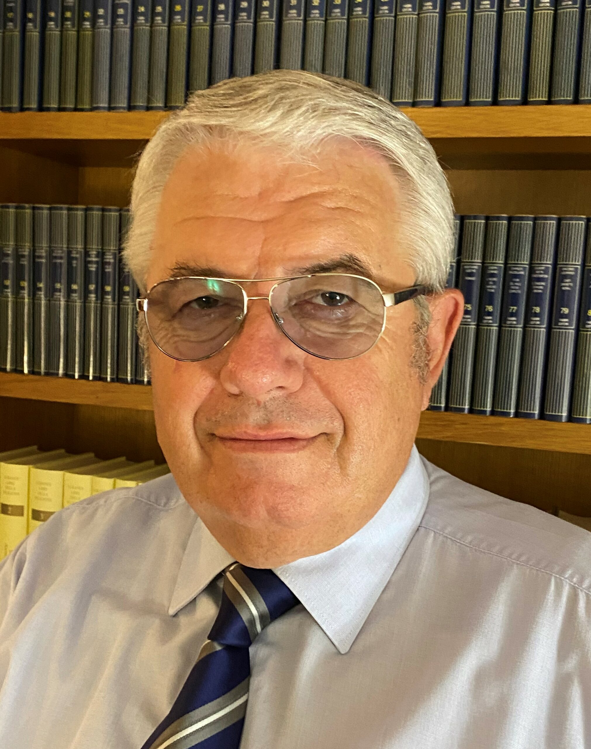 Ambrogio nella propria biblioteca dove prevalgono pubblicazioni e romanzi sulla storia del ‘900