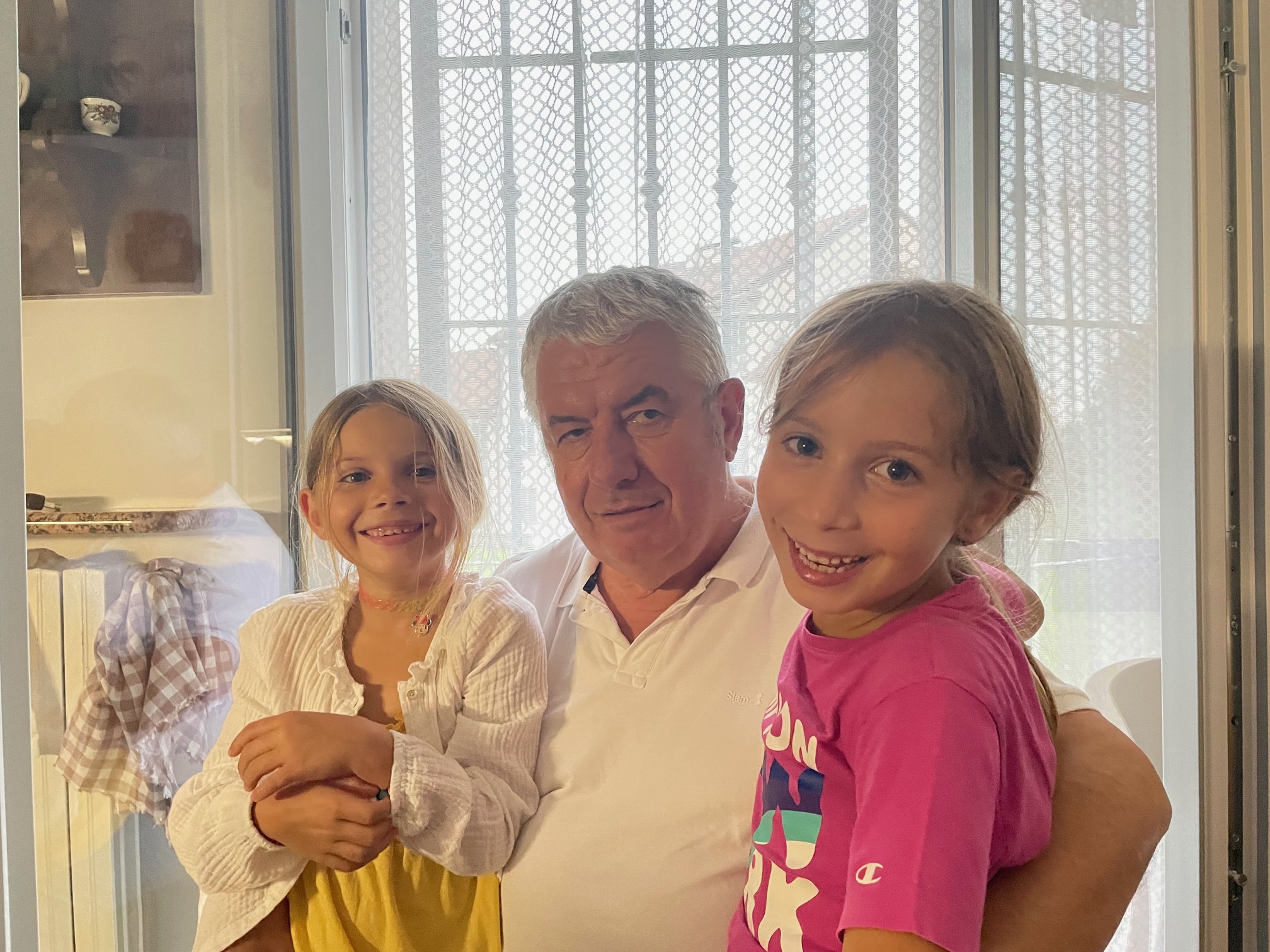 Ambrogio con le nipoti Vittoria e Veronica nel 2023